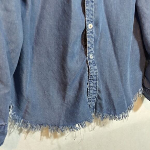 Umgee Distressed Blue Chambray Button-Up Shirt Size L - Picture 5 of 7